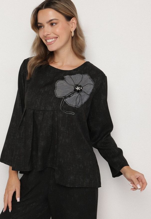 Born2be - Czarny Komplet Bluzka z Rozkloszowanym Dołem i Aplikacją Kwiatka i Luźne Spodnie Ravirisa. Kolor: czarny. Materiał: materiał. Wzór: aplikacja, kwiaty