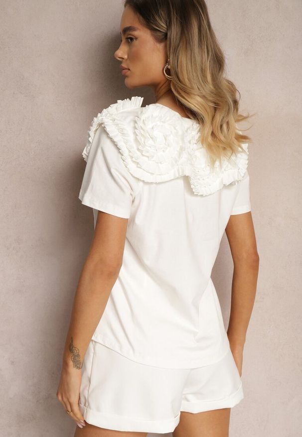 Renee - Biały T-shirt z Bawełny Wykończony Ozdobnymi Elementami Kililena. Okazja: na spotkanie biznesowe, do pracy, na co dzień. Kolor: biały. Materiał: bawełna. Wzór: aplikacja. Styl: biznesowy, klasyczny, elegancki, casual