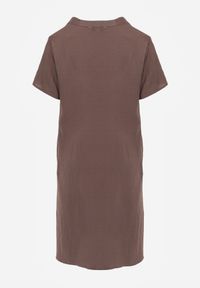 Born2be - Brązowa Wiskozowa Sukienka o Pudełkowym Kroju z Dekoltem V z Guzikami Berborin. Okazja: na co dzień, do pracy. Kolekcja: plus size. Kolor: brązowy. Materiał: wiskoza. Typ sukienki: proste, dla puszystych. Styl: casual, klasyczny #2