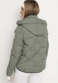 Born2be - Ciemnozielona Pikowana Kurtka o Pudełkowym Kroju z Kapturem i Ściągaczami Selizola. Okazja: na spacer. Typ kołnierza: kaptur. Kolor: zielony. Materiał: jeans, skóra. Styl: sportowy #3