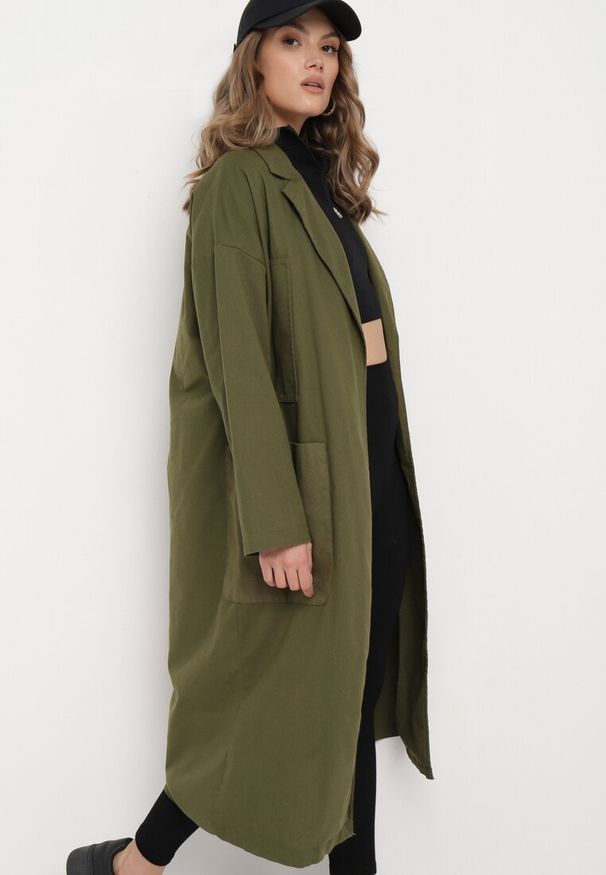 Born2be - Zielony Płaszcz Oversize z Wiązanym Paskiem Ziyanna. Kolor: zielony. Materiał: materiał. Długość: długie. Wzór: aplikacja