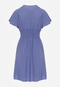 Renee - Granatowa Sukienka z Wiskozy Jadith. Okazja: na co dzień. Kolor: niebieski. Wzór: gładki. Typ sukienki: kopertowe. Materiał: wiskoza. Długość rękawa: krótki rękaw. Sezon: lato. Styl: casual. Długość: mini #3