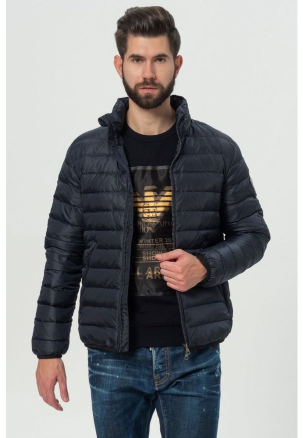 EA7 Emporio Armani - EA7 Granatowa kurtka męska. Typ kołnierza: kołnierzyk stójkowy. Kolor: niebieski. Materiał: guma, puch. Wzór: aplikacja