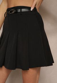 Renee - Czarna Spódnica Plisowana z Wiskozą i Paskiem Semivirae. Okazja: na spotkanie biznesowe, na co dzień. Kolor: czarny. Materiał: wiskoza. Styl: klasyczny, casual, elegancki, biznesowy