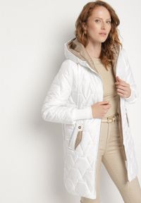 Born2be - Biała Pikowana Kurtka z Kapturem i Wsuwanymi Kieszeniami Emmivre. Typ kołnierza: kaptur. Kolor: biały. Materiał: jeans. Styl: klasyczny, sportowy
