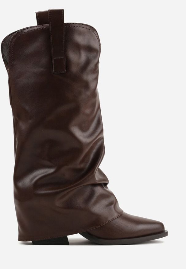 Born2be - Ciemnobrązowe Marszczone Kozaki Typu Kowbojki na Stożkowym Obcasie z Wywiniętą Cholewką Esvela. Okazja: na co dzień. Kolor: brązowy. Materiał: jeans. Szerokość cholewki: normalna. Obcas: na obcasie. Styl: elegancki, casual. Wysokość obcasa: średni