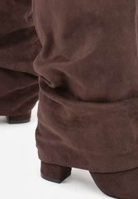 Renee - Brązowe Marszczone Kozaki na Słupkowym Obcasie z Wywiniętą Cholewką Runella. Okazja: na imprezę, na co dzień. Kolor: brązowy. Materiał: skóra, jeans. Szerokość cholewki: normalna. Obcas: na obcasie. Styl: casual, elegancki. Wysokość obcasa: średni #3