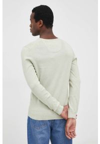 s.Oliver - S.Oliver sweter bawełniany męski kolor zielony lekki. Okazja: na co dzień. Kolor: zielony. Materiał: bawełna. Długość rękawa: długi rękaw. Długość: długie. Wzór: aplikacja. Styl: casual