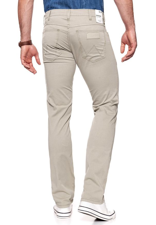 Wrangler - WRANGLER SPODNIE MĘSKIE GREENSBORO CAMEL WASHED W15QMM49J 112126986. Materiał: materiał