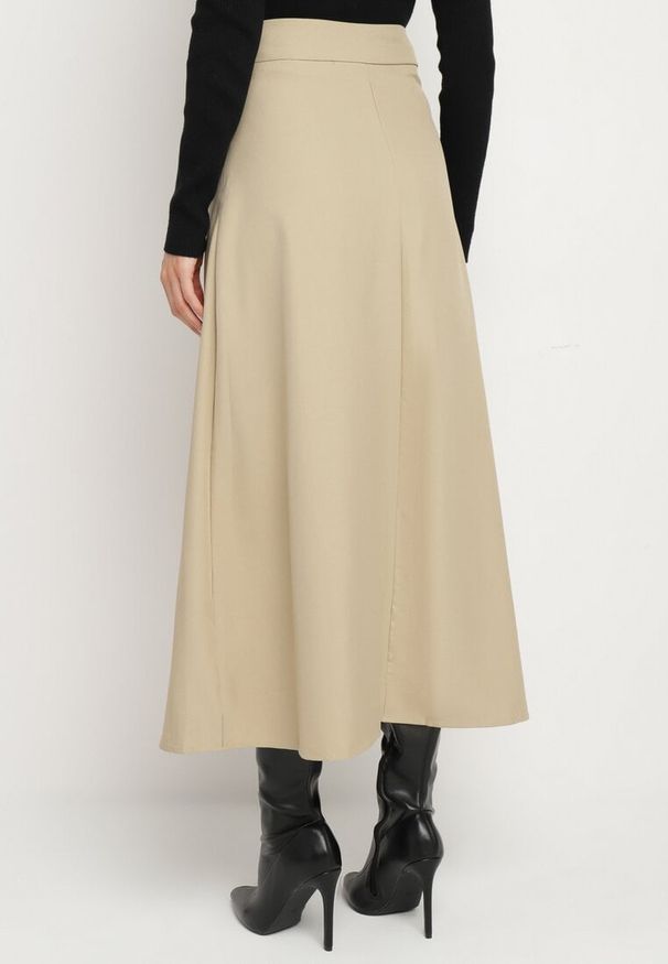 Born2be - Jasnobeżowa Trapezowa Spódnica Plisowana z Wiskozą Ozdobiona Klamrą Calemi. Okazja: na co dzień. Kolor: beżowy. Materiał: wiskoza. Wzór: aplikacja. Styl: casual, elegancki