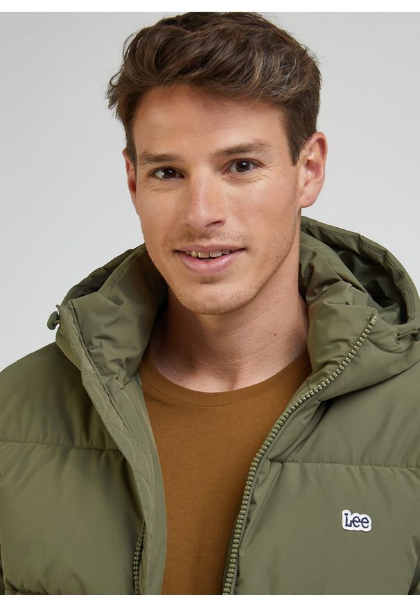 Lee - LEE PUFFER JACKET MĘSKA KURTKA ZIMOWA Z KAPTUREM CIEPŁA OLIVE GROVE L87NNYA61. Typ kołnierza: kaptur. Sezon: zima