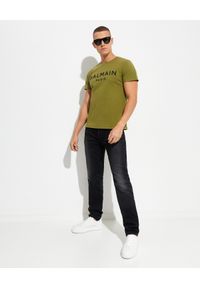Balmain - BALMAIN - Koszulka khaki z nadrukiem logo. Kolor: zielony. Materiał: bawełna. Wzór: nadruk. Styl: klasyczny #4