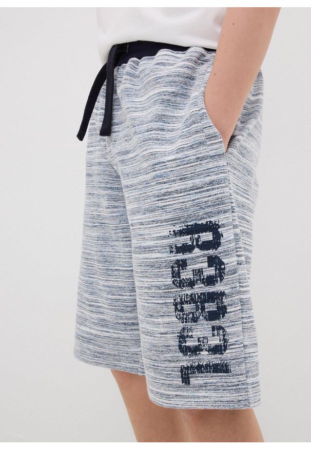 bonprix - Bermudy dresowe z miękkiej mieszanki bawełny. Kolor: niebieski. Materiał: bawełna, dresówka. Wzór: nadruk