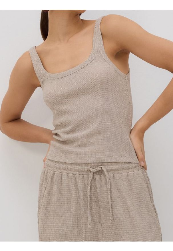 Reserved - Strukturalny top - kremowy. Kolor: kremowy. Materiał: dzianina