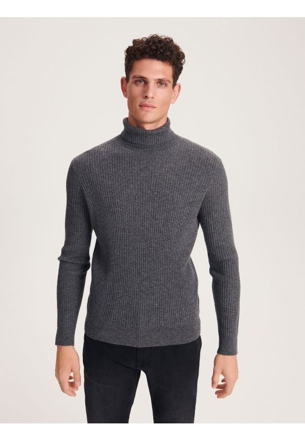 Reserved - Wełniany golf o prążkowym splocie - ciemnoszary. Typ kołnierza: golf. Kolor: szary. Materiał: wełna. Wzór: prążki, ze splotem