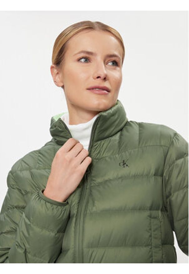 Calvin Klein Jeans Kurtka puchowa J20J222585 Zielony Regular Fit. Kolor: zielony. Materiał: syntetyk