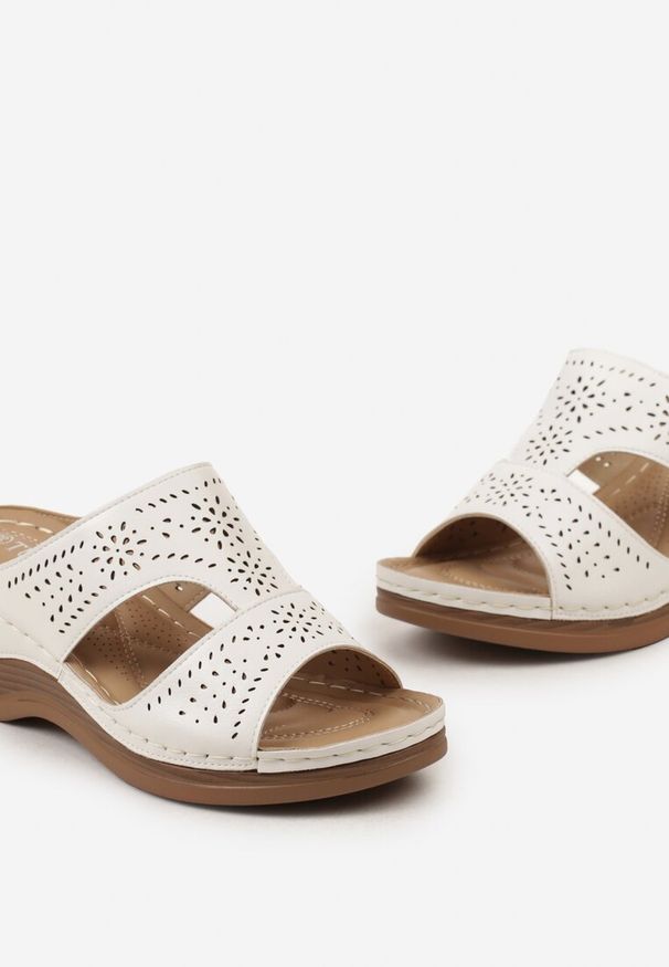 Born2be - Białe Klapki Boho z Szerokimi Ażurowymi Paskami i Niewysokim Koturnem Indarfa. Kolor: biały. Wzór: ażurowy. Sezon: lato. Obcas: na koturnie. Styl: boho