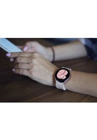 SAMSUNG - Smartwatch Samsung Galaxy Watch 4 40mm różowo-złoty (R860). Rodzaj zegarka: smartwatch. Kolor: różowy, wielokolorowy, złoty. Styl: klasyczny, elegancki, sportowy #2