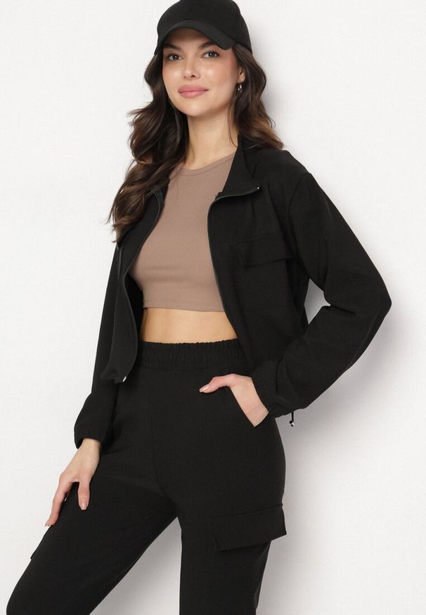 Born2be - Czarny Komplet Dresowy Rozpinana Bluza z Klapami i Spodnie Typu Cargo Ezvisa. Kolor: czarny. Materiał: dresówka