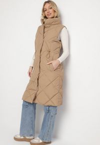 Born2be - Ciemnobeżowa Pikowana Kamizelka o Długim Kroju ze Stójką i Kieszeniami Avatheia. Okazja: na co dzień. Typ kołnierza: kołnierzyk stójkowy. Kolor: beżowy. Materiał: jeans. Długość: długie. Wzór: aplikacja. Styl: elegancki, casual, klasyczny #5