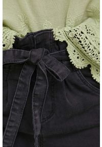 Answear Lab szorty jeansowe PREMIUM damskie kolor czarny gładkie high waist. Okazja: na co dzień. Stan: podwyższony. Kolor: czarny. Materiał: jeans. Wzór: gładki. Styl: wakacyjny #3
