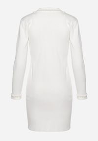 Born2be - Biała Sukienka Sweterkowa Dwurzędowa z Guzikami i Ozdobnymi Frędzlami Vluona. Kolor: biały. Materiał: materiał #5