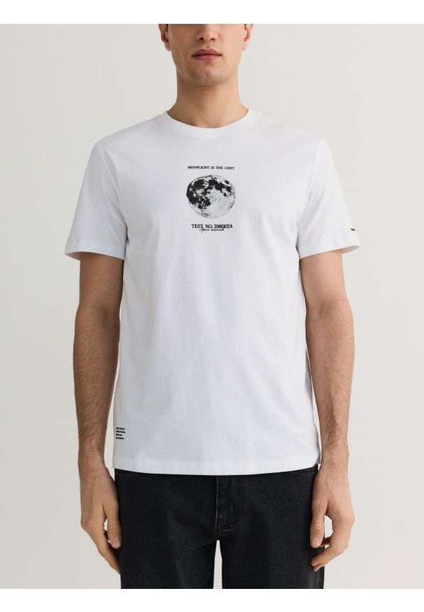 Reserved - T-shirt regular z nadrukiem - biały. Kolor: biały. Materiał: bawełna, dzianina. Wzór: nadruk