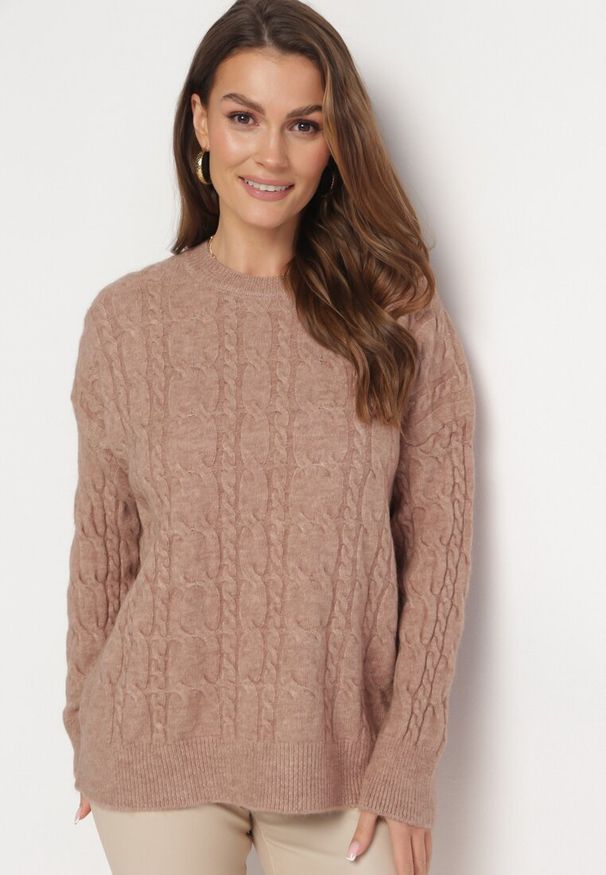 Born2be - Ciemnobeżowy Sweter Ozdobiony Klasycznym Splotem Lacemisa. Kolor: beżowy. Materiał: tkanina, dzianina. Wzór: ze splotem, aplikacja. Styl: klasyczny