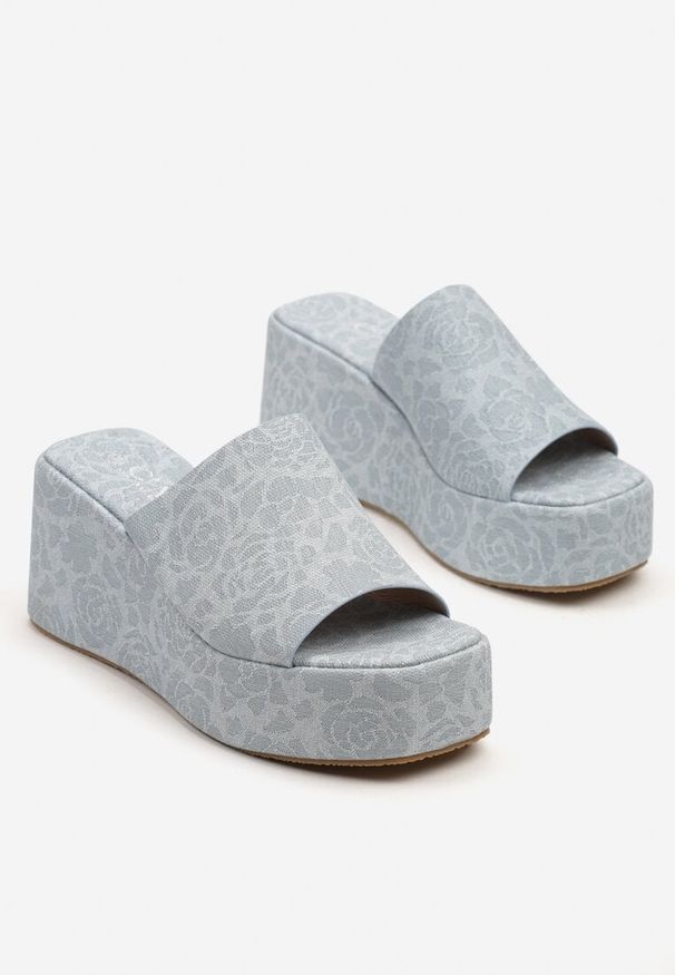 Born2be - Niebieskie Klapki na Koturnie Zdobione Panterkowym Tłoczeniem Xovianne. Okazja: na co dzień. Kolor: niebieski. Materiał: jeans. Wzór: aplikacja. Sezon: lato. Obcas: na koturnie. Styl: elegancki, casual, klasyczny