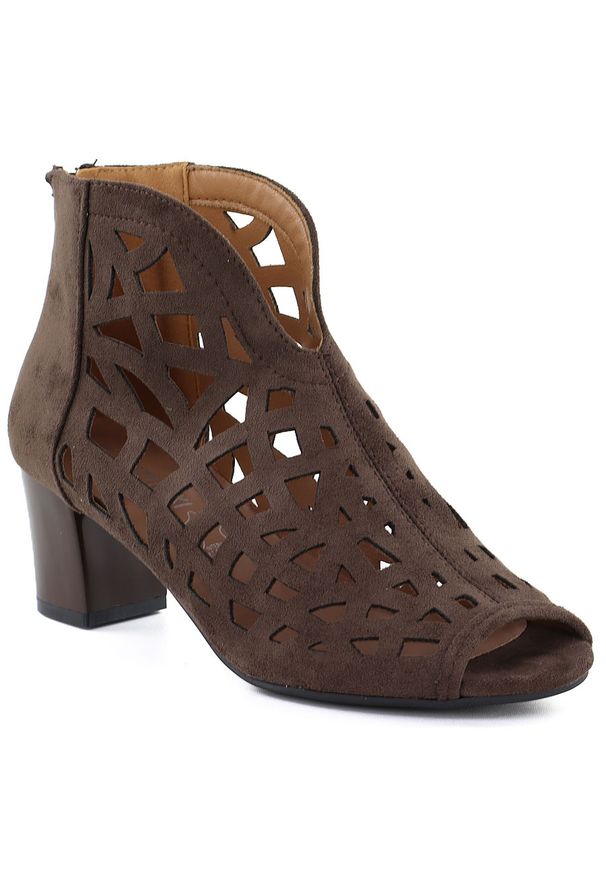 Zamszowe botki damskie ażurowe open toe brązowe M.Daszyński MR1954-15. Nosek buta: otwarty. Kolor: brązowy. Materiał: zamsz, nubuk. Szerokość cholewki: normalna. Wzór: ażurowy