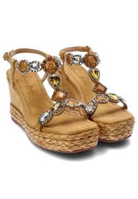 Brązowe Sandały Alma En Pena Eleganckie Espadryle Na Koturnie. Okazja: na spacer, na plażę. Zapięcie: sprzączka. Kolor: brązowy. Materiał: skóra, zamsz, materiał. Szerokość cholewki: normalna. Wzór: aplikacja. Sezon: lato. Obcas: na koturnie. Styl: elegancki #6