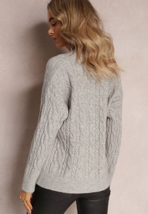 Renee - Szary Sweter z Okrągłym Dekoltem i Splotem w Warkocze Dawnitta. Kolor: szary. Materiał: tkanina, dzianina. Długość rękawa: długi rękaw. Długość: długie. Wzór: ze splotem. Styl: klasyczny