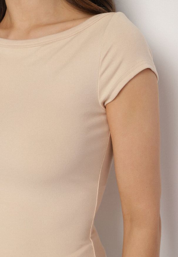 Born2be - Jasnobeżowy T-shirt z Bawełny o Dopasowanym Kroju z Dekoltem w Łódkę Galerissa. Kolor: beżowy. Materiał: bawełna. Styl: elegancki