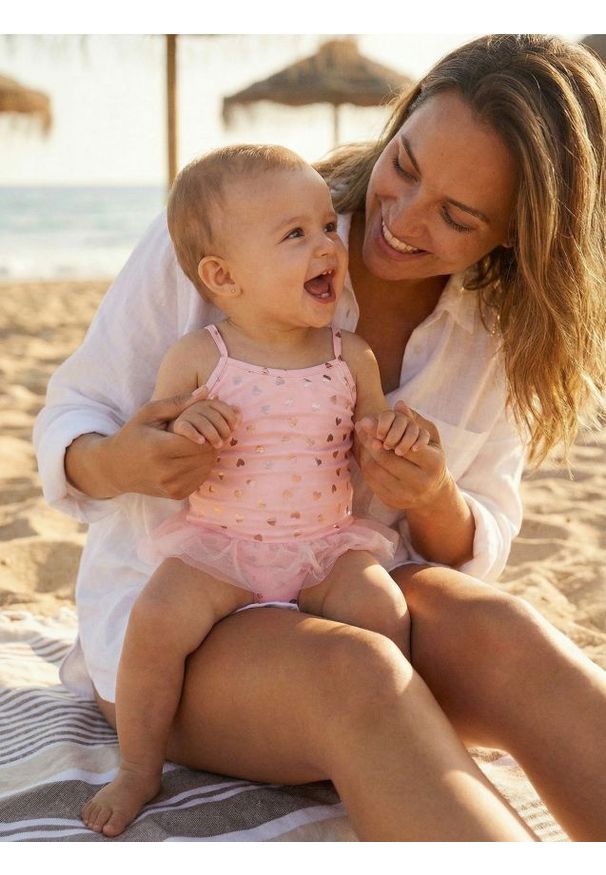 Sinsay - Strój kąpielowy z foliowym nadrukiem w serca i tiulową falbaną - różowy. Kolor: różowy. Materiał: tiul. Wzór: nadruk