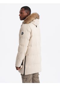 Ombre Clothing - Ocieplana długa męska kurtka parka z rozpinanym dołem – kremowa V1 OM-JALJ-0184 - XXL. Typ kołnierza: kołnierzyk stójkowy. Kolor: kremowy. Materiał: materiał, tkanina, syntetyk. Długość: długie. Wzór: aplikacja