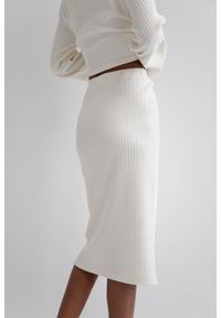 Marsala - Długa spódnica z dzianiny w paski w kolorze SNOW WHITE - BLISS-L. Okazja: na co dzień. Kolor: biały. Materiał: dzianina. Długość: długie. Wzór: paski. Styl: casual #1