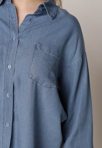 Born2be - Niebieska Koszula Jeansowa z Bawełną Ozdobiona Kieszonką Koreti. Okazja: na co dzień. Kolor: niebieski. Materiał: bawełna, jeans. Wzór: aplikacja. Styl: casual, elegancki, klasyczny #8