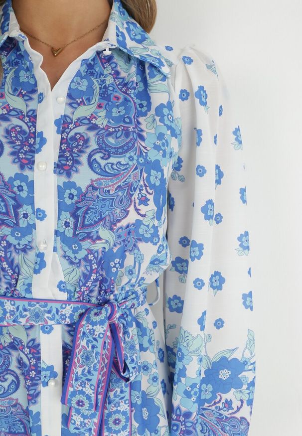 Born2be - Niebieska Koszulowa Sukienka z Guzikami i Gumką w Pasie Melija. Kolor: niebieski. Materiał: materiał. Wzór: kwiaty. Sezon: wiosna, lato. Typ sukienki: koszulowe