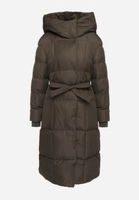 Born2be - Ciemnozielona Długa Kurtka Pikowana z Kapturem i Wysokim Kołnierzem Wiązana w Talii Zevrira. Okazja: na co dzień. Typ kołnierza: kaptur. Kolor: zielony. Materiał: dzianina, jeans, materiał. Długość: długie. Styl: casual, klasyczny, sportowy #5