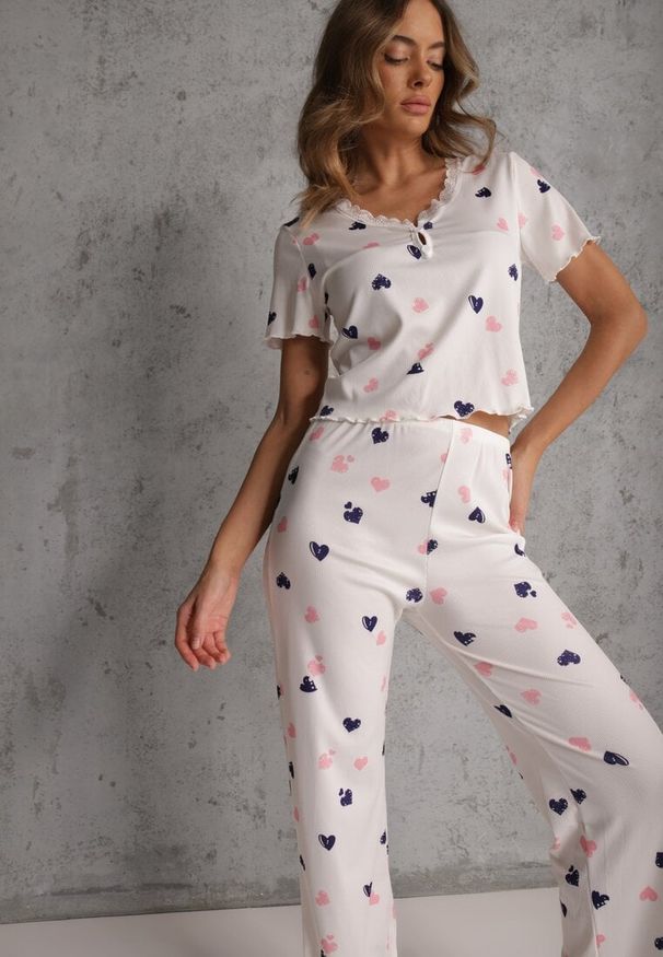 Renee - Biały Elastyczny Komplet Piżamowy w Serduszka Spodnie i Top Isle. Kolor: biały. Materiał: materiał