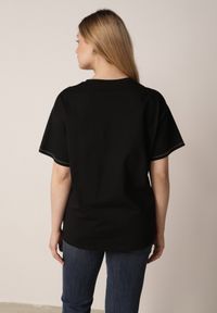 Born2be - Czarny Bawełniany T-shirt z Serduszkiem i Ozdobnymi Łańcuszkami Jynorin. Okazja: do pracy, na co dzień. Kolor: czarny. Materiał: bawełna. Wzór: aplikacja. Styl: elegancki, klasyczny, casual #5