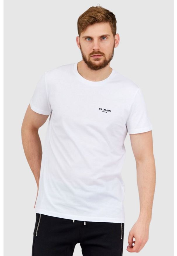 Balmain - BALMAIN Biały t-shirt męski z małym aksamitnym logo. Kolor: biały