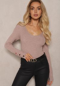 Renee - Beżowy Sweter z Wiskozą Ozdobiony Guzikami z Trójkątnym Dekoltem Attecca. Kolor: beżowy. Materiał: wiskoza. Wzór: aplikacja. Sezon: zima