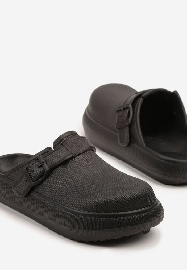 Born2be - Czarne Klapki Piankowe z Klamerką Gleo. Okazja: na co dzień. Kolor: czarny. Sezon: lato. Styl: elegancki, casual