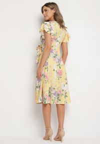 Born2be - Żółta Kwiatowa Sukienka z Kopertowym Dekoltem Atorina. Okazja: na co dzień, do pracy, na spotkanie biznesowe. Typ kołnierza: dekolt kopertowy. Kolor: żółty. Wzór: kwiaty. Typ sukienki: kopertowe. Styl: biznesowy, casual #4