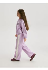Reserved - Spodnie dresowe z lampasami - lawendowy. Kolor: fioletowy. Materiał: dresówka