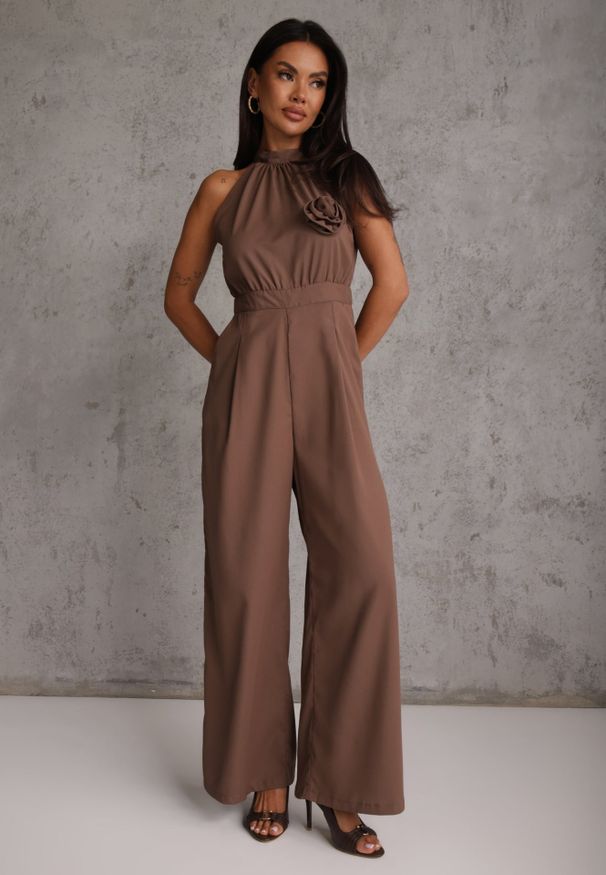 Renee - Brązowy Elegancki Kombinezon z Górą Halter Ozdobioną Różą 3D Dephousa. Kolor: brązowy. Wzór: aplikacja. Styl: elegancki