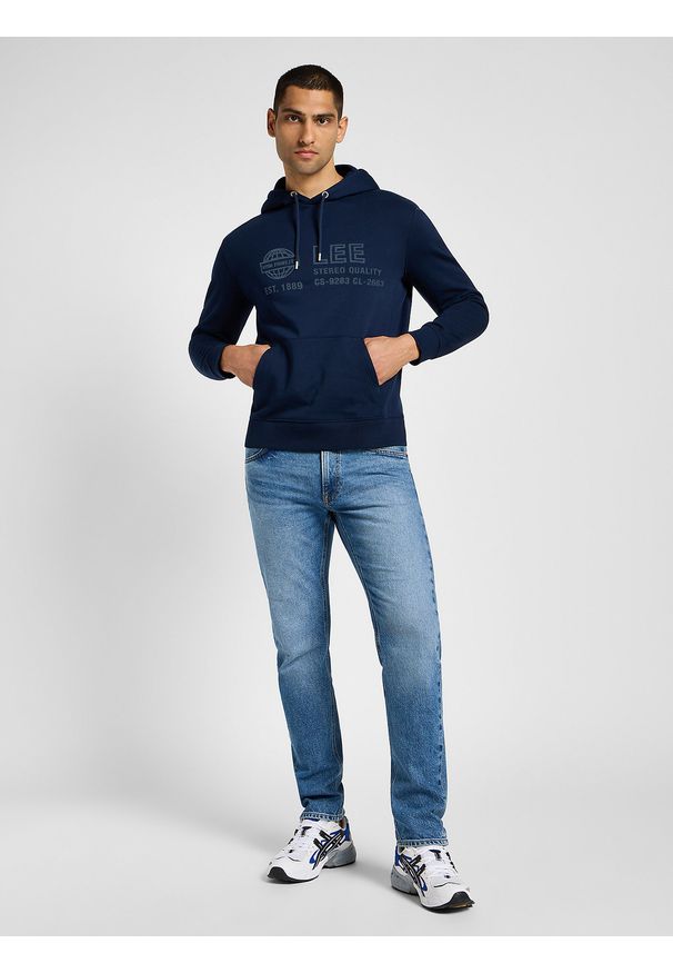Lee - LEE MĘSKA BLUZA Z KAPTUREM LEE SEASONAL HOODIE INKY BLUE 112358048. Typ kołnierza: kaptur