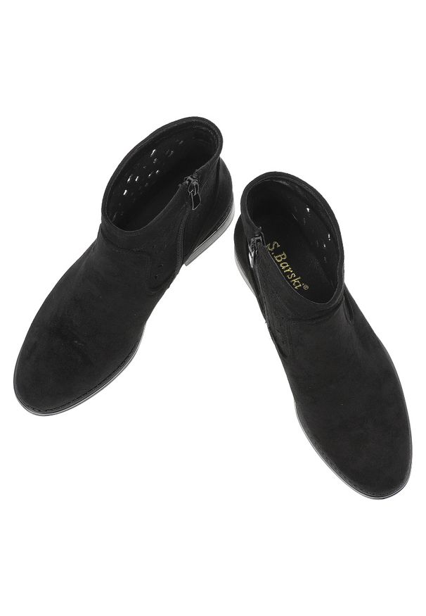 Czarne Botki S.Barski Modne Obuwie Damskie. Okazja: na co dzień. Zapięcie: zamek. Kolor: czarny. Szerokość cholewki: normalna. Wzór: ażurowy. Materiał: zamsz, materiał. Obcas: na obcasie. Styl: elegancki, casual, rockowy, klasyczny. Wysokość obcasa: średni