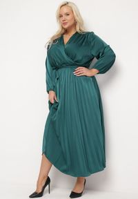 Born2be - Zielona Sukienka Maxi z Gumką w Pasie i Kopertowym Dekolcie Bertrama. Typ kołnierza: dekolt kopertowy. Kolor: zielony. Materiał: materiał. Typ sukienki: kopertowe. Długość: maxi #1